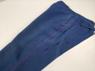Kaiserreich, gerade Hose zum Waffenrock. Blau mit roter Biese. Stark getragenes Eigentumstück, ungereinigt, beschädigt