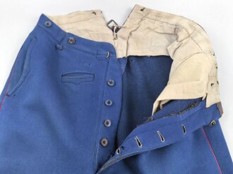 Kaiserreich, gerade Hose zum Waffenrock. Blau mit roter Biese. Stark getragenes Eigentumstück, ungereinigt, beschädigt