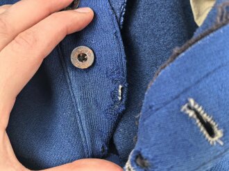 Kaiserreich, gerade Hose zum Waffenrock. Blau mit roter Biese. Stark getragenes Eigentumstück, ungereinigt, beschädigt