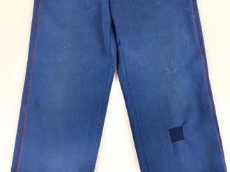 Kaiserreich, gerade Hose zum Waffenrock. Blau mit roter Biese. Stark getragenes Eigentumstück, ungereinigt, beschädigt