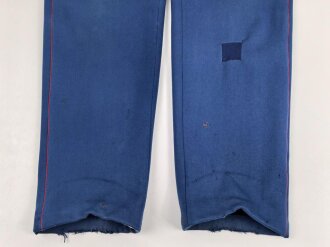 Kaiserreich, gerade Hose zum Waffenrock. Blau mit roter Biese. Stark getragenes Eigentumstück, ungereinigt, beschädigt