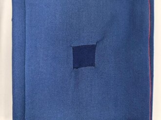 Kaiserreich, gerade Hose zum Waffenrock. Blau mit roter Biese. Stark getragenes Eigentumstück, ungereinigt, beschädigt