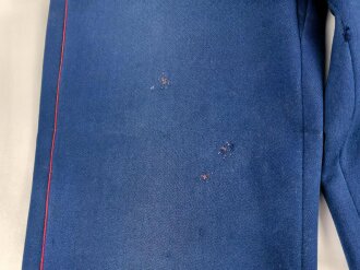 Kaiserreich, gerade Hose zum Waffenrock. Blau mit roter Biese. Stark getragenes Eigentumstück, ungereinigt, beschädigt