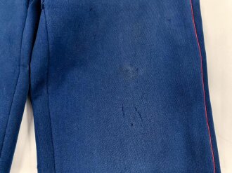 Kaiserreich, gerade Hose zum Waffenrock. Blau mit roter Biese. Stark getragenes Eigentumstück, ungereinigt, beschädigt