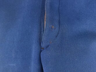 Kaiserreich, gerade Hose zum Waffenrock. Blau mit roter Biese. Stark getragenes Eigentumstück, ungereinigt, beschädigt
