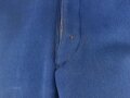 Kaiserreich, gerade Hose zum Waffenrock. Blau mit roter Biese. Stark getragenes Eigentumstück, ungereinigt, beschädigt