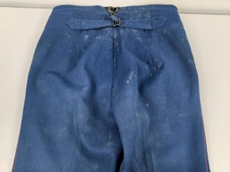 Kaiserreich, gerade Hose zum Waffenrock. Blau mit roter Biese. Stark getragenes Eigentumstück, ungereinigt, Stockfleckig