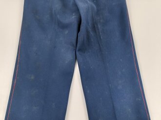 Kaiserreich, gerade Hose zum Waffenrock. Blau mit roter Biese. Stark getragenes Eigentumstück, ungereinigt, Stockfleckig