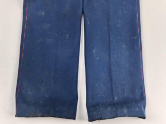 Kaiserreich, gerade Hose zum Waffenrock. Blau mit roter Biese. Stark getragenes Eigentumstück, ungereinigt, Stockfleckig