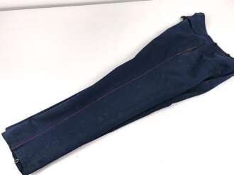Kaiserreich, gerade Hose zum Waffenrock. Blau mit roter Biese. Stark getragenes Eigentumstück, ungereinigt, Stockfleckig