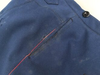 Kaiserreich, gerade Hose zum Waffenrock. Blau mit roter Biese. Stark getragenes Eigentumstück, ungereinigt, Stockfleckig