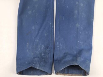 Kaiserreich, gerade Hose zum Waffenrock. Blau mit roter Biese. Stark getragenes Eigentumstück, ungereinigt, Stockfleckig