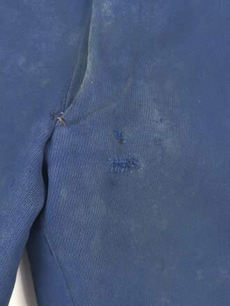 Kaiserreich, gerade Hose zum Waffenrock. Blau mit roter Biese. Stark getragenes Eigentumstück, ungereinigt, Stockfleckig