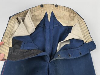 Kaiserreich, gerade Hose zum Waffenrock. Blau mit roter Biese. Stark getragenes Eigentumstück, ungereinigt, Stockfleckig
