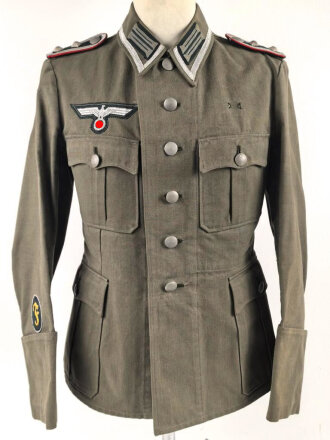 Heer, Sommerfeldbluse für einen Oberfeldwebel der Artillerie. Eigentumstück in sehr gutem Zustand, die Effekten original vernäht