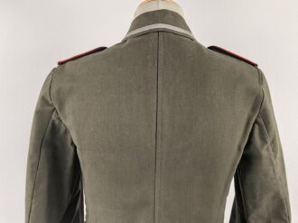 Heer, Sommerfeldbluse für einen Oberfeldwebel der Artillerie. Eigentumstück in sehr gutem Zustand, die Effekten original vernäht