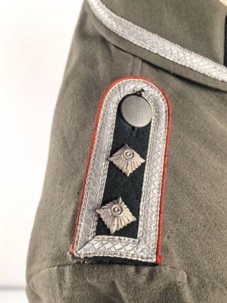 Heer, Sommerfeldbluse für einen Oberfeldwebel der Artillerie. Eigentumstück in sehr gutem Zustand, die Effekten original vernäht