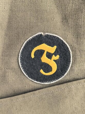 Heer, Sommerfeldbluse für einen Oberfeldwebel der Artillerie. Eigentumstück in sehr gutem Zustand, die Effekten original vernäht