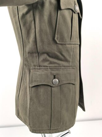 Heer, Sommerfeldbluse für einen Oberfeldwebel der Artillerie. Eigentumstück in sehr gutem Zustand, die Effekten original vernäht