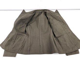 Heer, Sommerfeldbluse für einen Oberfeldwebel der Artillerie. Eigentumstück in sehr gutem Zustand, die Effekten original vernäht