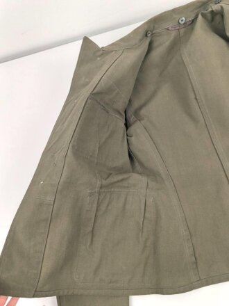 Heer, Sommerfeldbluse für einen Oberfeldwebel der Artillerie. Eigentumstück in sehr gutem Zustand, die Effekten original vernäht