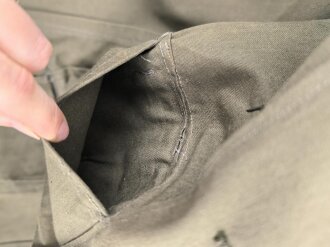 Heer, Sommerfeldbluse für einen Oberfeldwebel der Artillerie. Eigentumstück in sehr gutem Zustand, die Effekten original vernäht