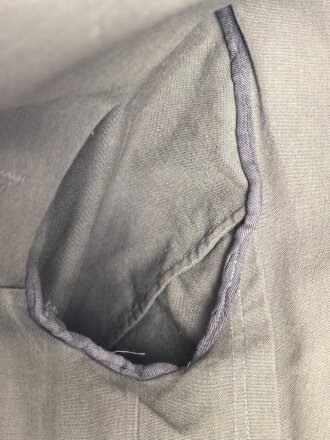 Heer, Sommerfeldbluse für einen Oberfeldwebel der Artillerie. Eigentumstück in sehr gutem Zustand, die Effekten original vernäht