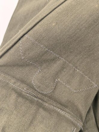 Heer, Sommerfeldbluse für einen Oberfeldwebel der Artillerie. Eigentumstück in sehr gutem Zustand, die Effekten original vernäht