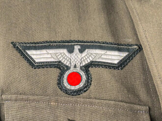 Heer, Sommerfeldbluse für einen Oberfeldwebel der Artillerie. Eigentumstück in sehr gutem Zustand, die Effekten original vernäht