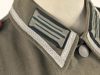 Heer, Sommerfeldbluse für einen Oberfeldwebel der Artillerie. Eigentumstück in sehr gutem Zustand, die Effekten original vernäht