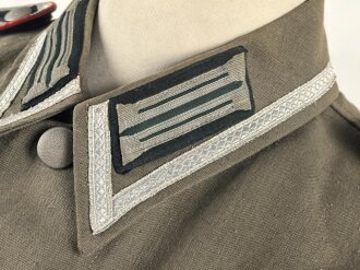 Heer, Sommerfeldbluse für einen Oberfeldwebel der Artillerie. Eigentumstück in sehr gutem Zustand, die Effekten original vernäht