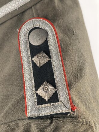 Heer, Sommerfeldbluse für einen Oberfeldwebel der Artillerie. Eigentumstück in sehr gutem Zustand, die Effekten original vernäht
