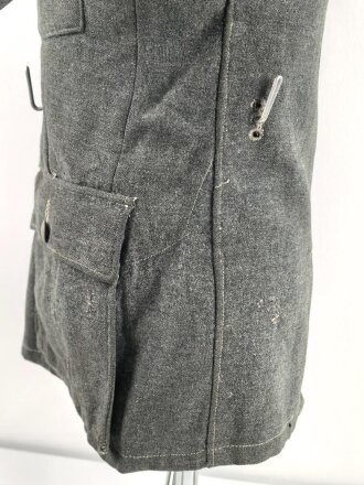 Heer, Feldbluse für Mannschaften Modell 1943. Getragenes Stück, die Kragenspiegel originalvernäht, der Brustadler könnte alt ergänzt sein, Kammerstempel siehe Foto