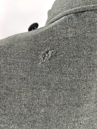 Heer, Feldbluse für Mannschaften Modell 1943. Getragenes Stück, die Kragenspiegel originalvernäht, der Brustadler könnte alt ergänzt sein, Kammerstempel siehe Foto