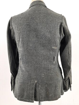 Heer, Feldbluse für Mannschaften Modell 1943. Getragenes Stück, die Kragenspiegel originalvernäht, der Brustadler könnte alt ergänzt sein, Kammerstempel siehe Foto