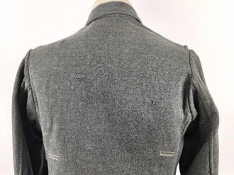 Heer, Feldbluse für Mannschaften Modell 1943. Getragenes Stück, die Kragenspiegel originalvernäht, der Brustadler könnte alt ergänzt sein, Kammerstempel siehe Foto