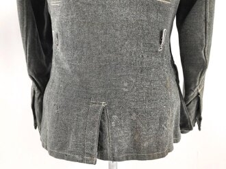 Heer, Feldbluse für Mannschaften Modell 1943. Getragenes Stück, die Kragenspiegel originalvernäht, der Brustadler könnte alt ergänzt sein, Kammerstempel siehe Foto