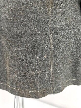 Heer, Feldbluse für Mannschaften Modell 1943. Getragenes Stück, die Kragenspiegel originalvernäht, der Brustadler könnte alt ergänzt sein, Kammerstempel siehe Foto