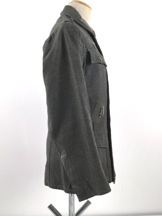 Heer, Feldbluse für Mannschaften Modell 1943. Getragenes Stück, die Kragenspiegel originalvernäht, der Brustadler könnte alt ergänzt sein, Kammerstempel siehe Foto