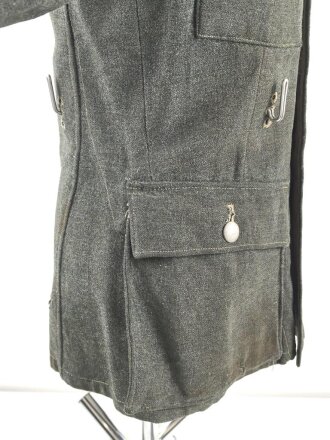 Heer, Feldbluse für Mannschaften Modell 1943. Getragenes Stück, die Kragenspiegel originalvernäht, der Brustadler könnte alt ergänzt sein, Kammerstempel siehe Foto