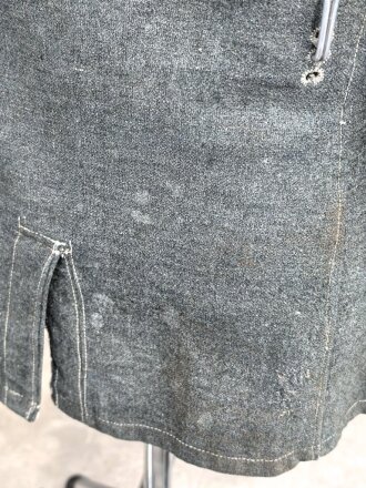 Heer, Feldbluse für Mannschaften Modell 1943. Getragenes Stück, die Kragenspiegel originalvernäht, der Brustadler könnte alt ergänzt sein, Kammerstempel siehe Foto