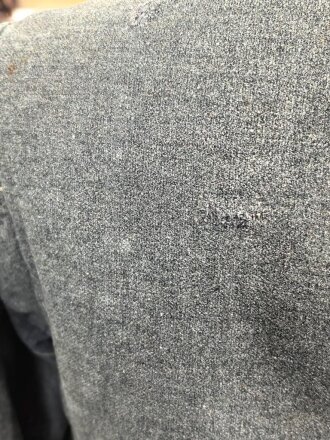 Heer, Feldbluse für Mannschaften Modell 1943. Getragenes Stück, die Kragenspiegel originalvernäht, der Brustadler könnte alt ergänzt sein, Kammerstempel siehe Foto