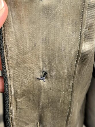 Heer, Feldbluse für Mannschaften Modell 1943. Getragenes Stück, die Kragenspiegel originalvernäht, der Brustadler könnte alt ergänzt sein, Kammerstempel siehe Foto