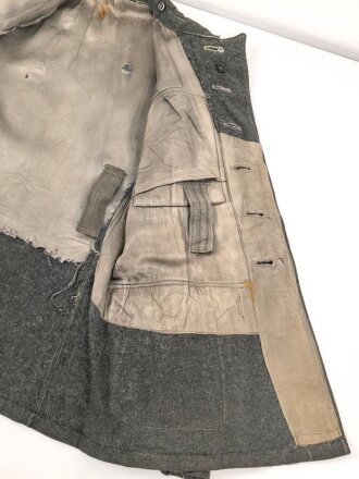 Heer, Feldbluse für Mannschaften Modell 1943. Getragenes Stück, die Kragenspiegel originalvernäht, der Brustadler könnte alt ergänzt sein, Kammerstempel siehe Foto