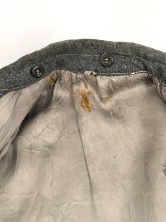 Heer, Feldbluse für Mannschaften Modell 1943. Getragenes Stück, die Kragenspiegel originalvernäht, der Brustadler könnte alt ergänzt sein, Kammerstempel siehe Foto