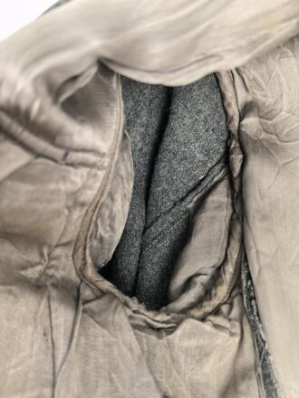 Heer, Feldbluse für Mannschaften Modell 1943. Getragenes Stück, die Kragenspiegel originalvernäht, der Brustadler könnte alt ergänzt sein, Kammerstempel siehe Foto