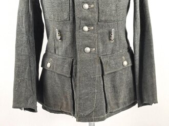 Heer, Feldbluse für Mannschaften Modell 1943. Getragenes Stück, die Kragenspiegel originalvernäht, der Brustadler könnte alt ergänzt sein, Kammerstempel siehe Foto