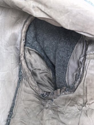 Heer, Feldbluse für Mannschaften Modell 1943. Getragenes Stück, die Kragenspiegel originalvernäht, der Brustadler könnte alt ergänzt sein, Kammerstempel siehe Foto