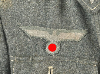 Heer, Feldbluse für Mannschaften Modell 1943. Getragenes Stück, die Kragenspiegel originalvernäht, der Brustadler könnte alt ergänzt sein, Kammerstempel siehe Foto
