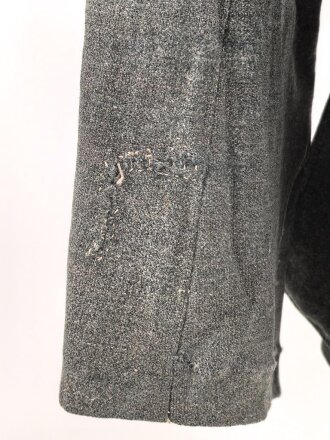 Heer, Feldbluse für Mannschaften Modell 1943. Getragenes Stück, die Kragenspiegel originalvernäht, der Brustadler könnte alt ergänzt sein, Kammerstempel siehe Foto